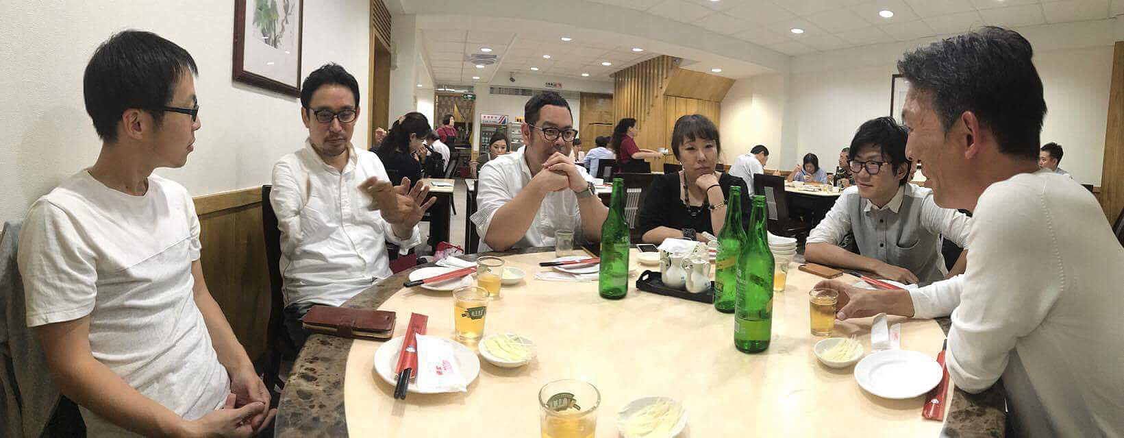 食事あとに、会議中
